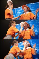 念願の顔面パイを受ける柏木ひなた。