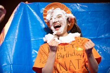 念願の顔面パイを受けた柏木ひなた。