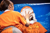 昨年3月に行われた柏木ひなたソロライブ「Dear you.」の様子。20歳の記念に“顔面パイ”を受けた。