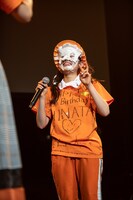 念願の顔面パイを受け記念撮影する柏木ひなた。