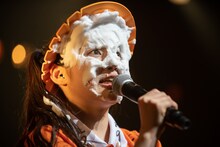 クリームまみれで20歳の抱負を語る柏木ひなた。