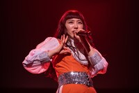 セクシービームを放つ柏木ひなた。