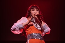 セクシービームを放つ柏木ひなた。