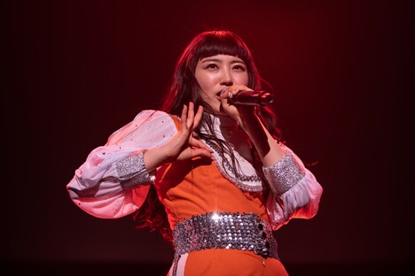 セクシービームを放つ柏木ひなた。