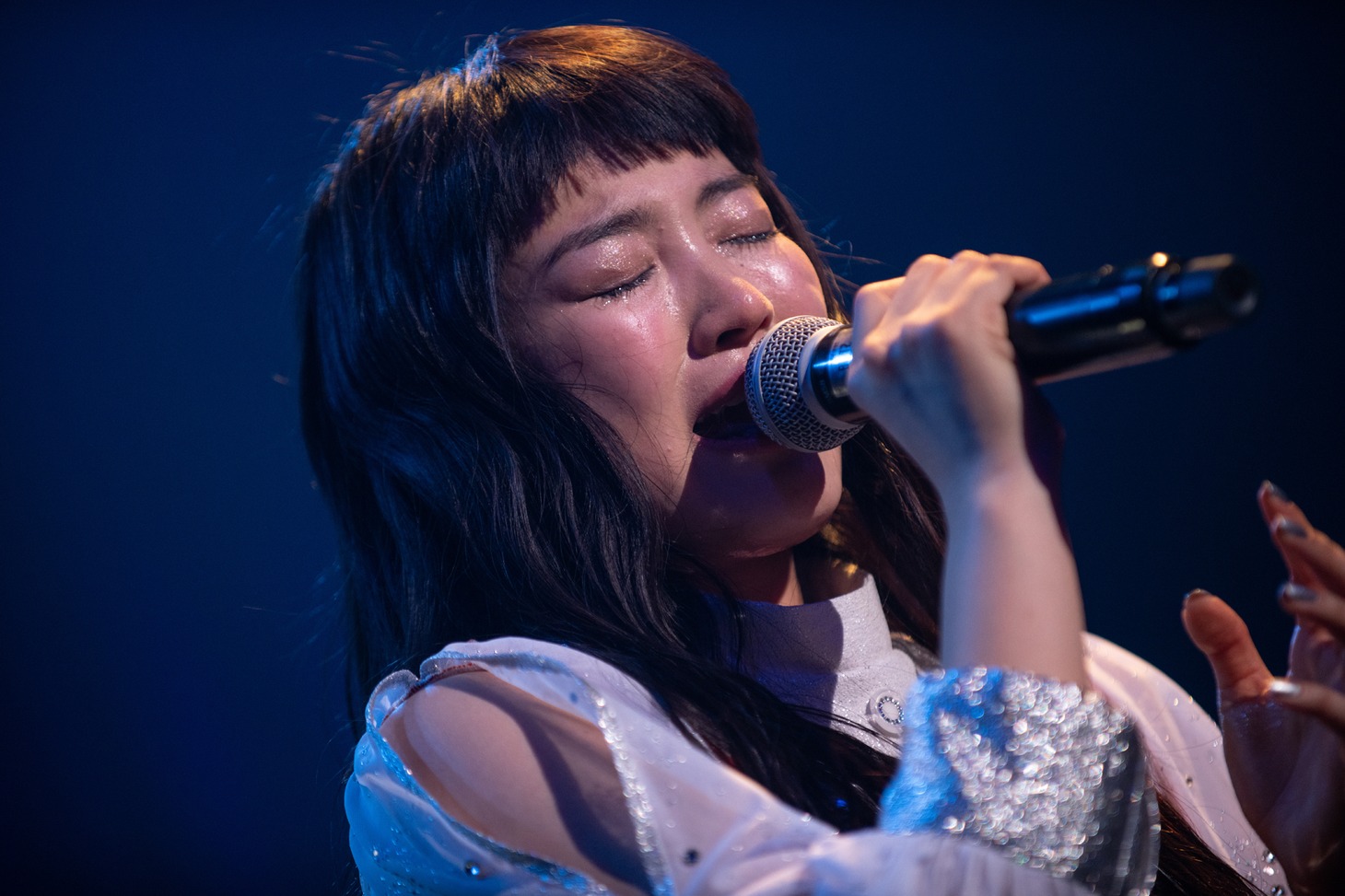 敬愛する安室奈美恵の「Wishing On The Same Star」を歌いながら涙を流す柏木ひなた。