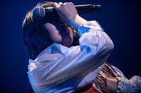 涙ぐむ柏木ひなた。