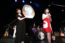 両目が入った合格祈願ダルマを持つ星野みちるとそれいゆ（Vo, Glocken）。（写真提供：ビクターエンタテインメント）