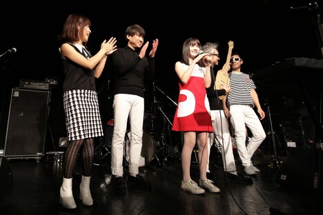 左から白井真梨子（Cho）、サリー久保田（B）、それいゆ（Vo, Glocken）、中森泰弘（G）、白根賢一（Dr / GREAT3）。（写真提供：ビクターエンタテインメント）