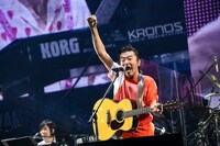 「サザンオールスターズ LIVE TOUR 2019『“キミは見てくれが悪いんだから、アホ丸出しでマイクを握ってろ!!”だと!? ふざけるな!!』」初日宮城・セキスイハイムスーパーアリーナ公演の様子。（撮影：岸田哲平）
