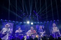 「サザンオールスターズ LIVE TOUR 2019『“キミは見てくれが悪いんだから、アホ丸出しでマイクを握ってろ!!”だと!? ふざけるな!!』」初日宮城・セキスイハイムスーパーアリーナ公演の様子。（撮影：岸田哲平）