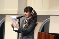 送辞を読む藤平華乃（写真提供：アミューズ）。