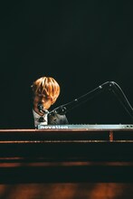 杉本雄治（Vo, Piano）（Photo by Yuto Fukada）