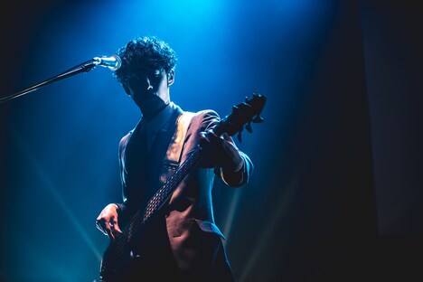 奥野翔太(B, Cho)(Photo by Yuto Fukada)