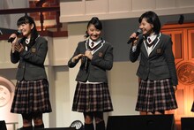 左から麻生真彩、日高麻鈴新谷ゆづみ。