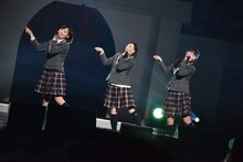 左から新谷ゆづみ、日高麻鈴、麻生真彩。