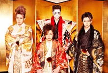 ゴールデンボンバー。左が歌広場淳。