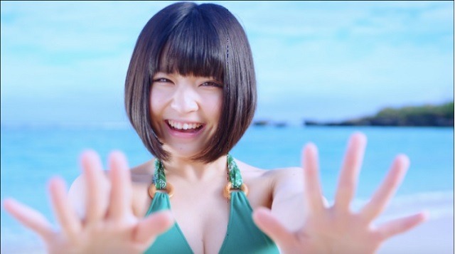 虹のコンキスタドール「愛をこころにサマーと数えよ」MVのワンシーン。