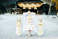 出雲大社を訪れたきゃりーぱみゅぱみゅ（中央）。（写真提供：アソビシステム）