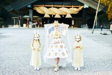 出雲大社を訪れたきゃりーぱみゅぱみゅ（中央）。（写真提供：アソビシステム）