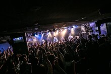 the quiet room「TOUR 2019“熱狂のゆくえと新しい日々のはじまり”」3月31日公演の様子。（撮影：中山優司）