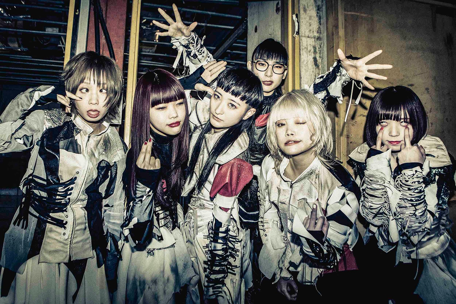 BiSH死亡フラグ立ちまくり「遂に死」MV公開、新アー写は2パターン