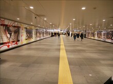 「#BiSHアメトムチ」広告を掲出中の東急田園都市線渋谷駅B1F、2番出口付近。