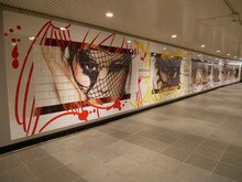 東急田園都市線渋谷駅B1F、2番出口付近に登場した「#BiSHアメトムチ」広告。