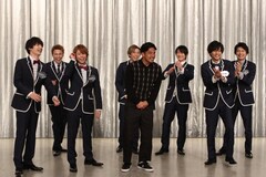 Kis-My-Ft2が「アウト×デラックス」初出演、キスブサ衣装でJリーガーとダンス