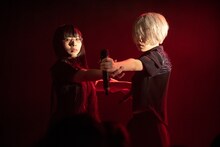 左から和田輪、コショージメグミ。