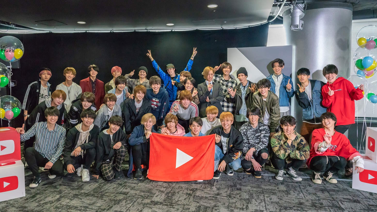 Snow Man、Travis Japan、SixTONES、美少年、HiHi Jetsの集合写真。