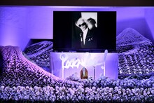 エベレスト、ピラミッド、富士山などのパワースポットをモチーフにした祭壇に飾られた内田裕也の遺影。