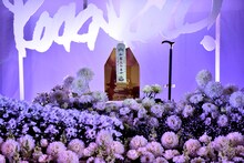 祭壇には内田裕也が晩年手にしていた杖も飾られていた。