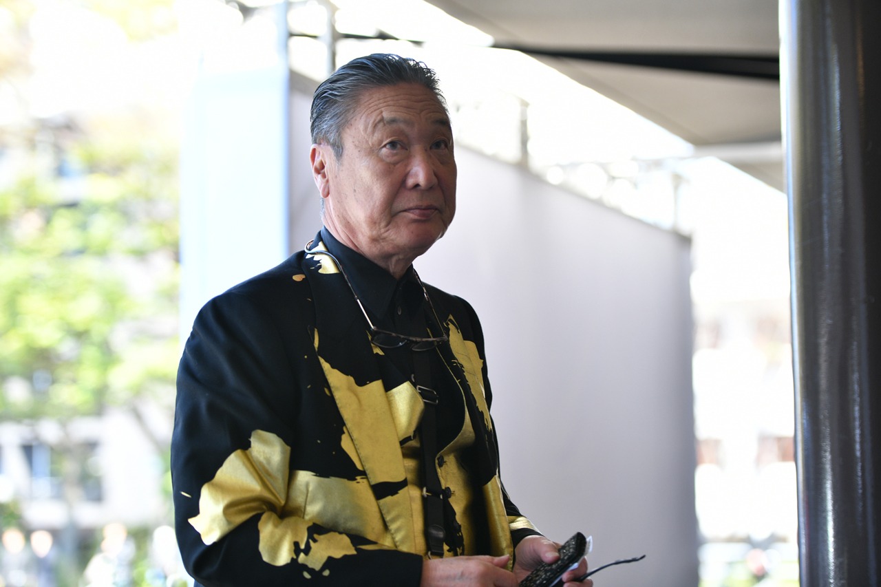 山本寛斎