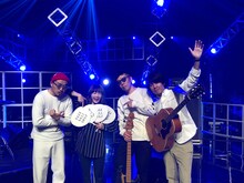 NakamuraEmi（左から2人目）とバンドメンバー。