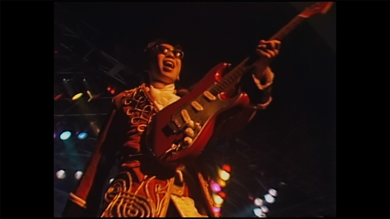 「DRAGON THE FESTIVAL TOUR featuring TM NETWORK 1985.10.31」のワンシーン。