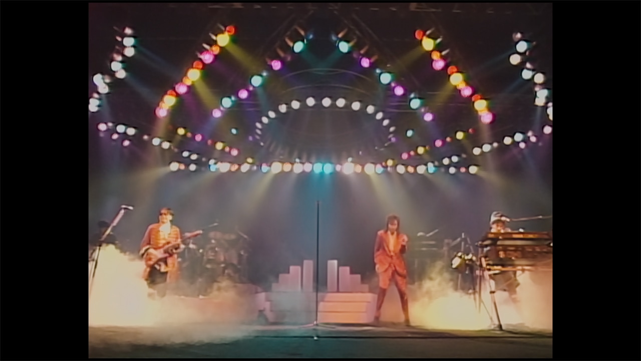 「DRAGON THE FESTIVAL TOUR featuring TM NETWORK 1985.10.31」のワンシーン。