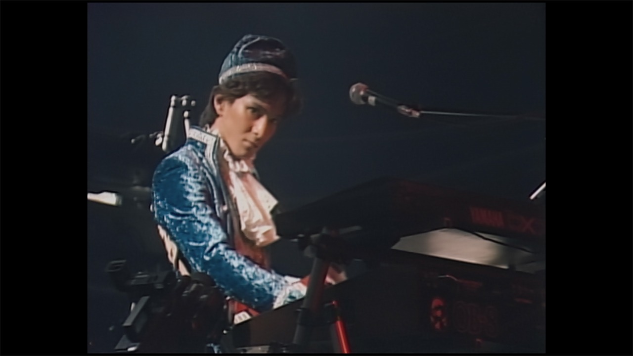 「DRAGON THE FESTIVAL TOUR featuring TM NETWORK 1985.10.31」のワンシーン。