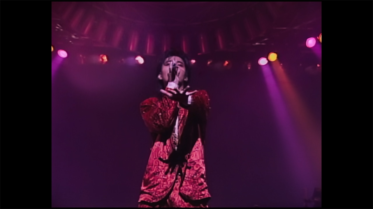 「DRAGON THE FESTIVAL TOUR featuring TM NETWORK 1985.10.31」のワンシーン。