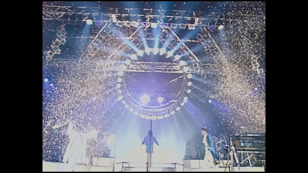 「DRAGON THE FESTIVAL TOUR featuring TM NETWORK 1985.10.31」のワンシーン。