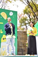 左から関口メンディー、スペシャルサポーターを務めるホットペッパーグルメ外食総研上席研究員の有木真理。