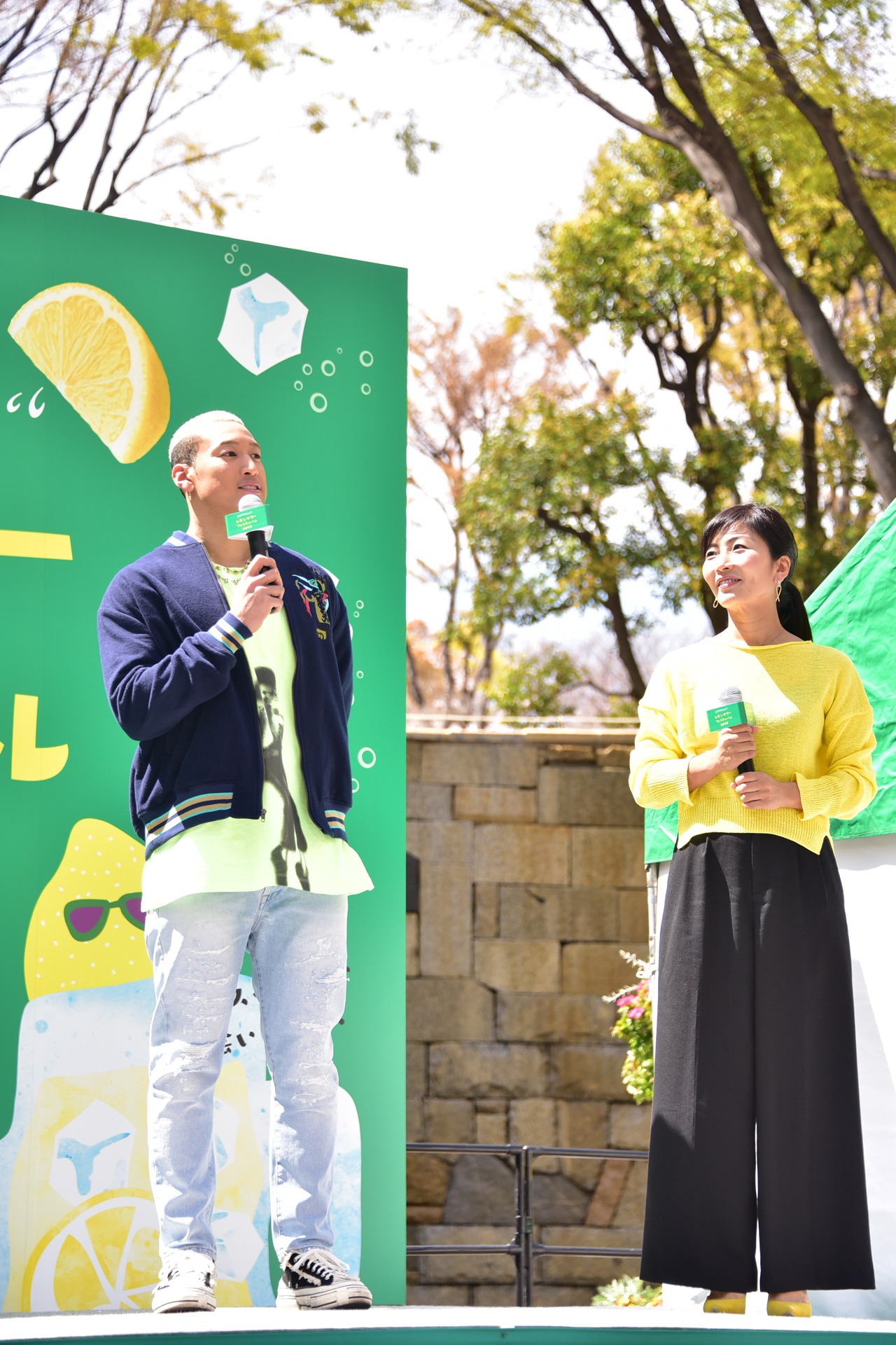 左から関口メンディー、スペシャルサポーターを務めるホットペッパーグルメ外食総研上席研究員の有木真理。