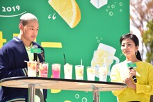 有木真理（右）の解説を聞きながらレモンサワーをテイスティングする関口メンディー（左）。