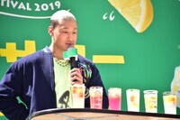 “進化系レモンサワー”を凝視する関口メンディー。