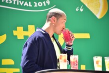 住吉酒場の「真紅のレモンサワー」を飲む関口メンディー。飲み終わったあとには「色がSNS映えですね」とコメント。