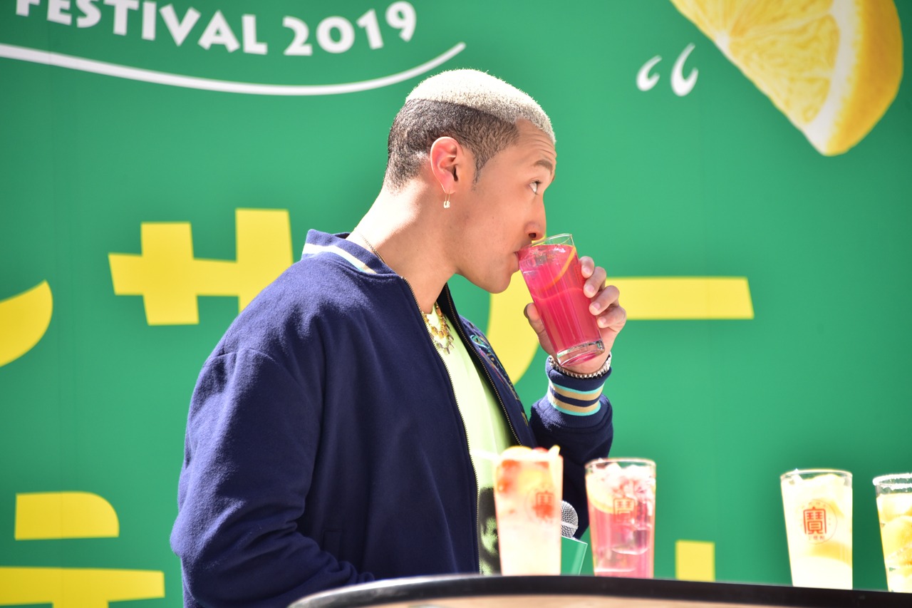 住吉酒場の「真紅のレモンサワー」を飲む関口メンディー。飲み終わったあとには「色がSNS映えですね」とコメント。