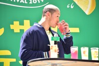 CHARCOAL STAND NOGEの「初恋SAKURAレモンサワー」を飲む関口メンディー。飲んだあとには「甘くてすっぱい……まさに初恋だなと。昔のことを思い出しました」とコメント。