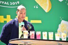 レモンサワーを見つめる関口メンディー。