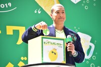 投票する関口メンディー。