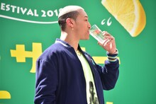 レモンサワーを飲む関口メンディー。