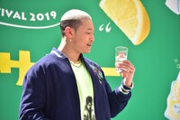 レモンサワーのうまさを噛みしめる関口メンディー。